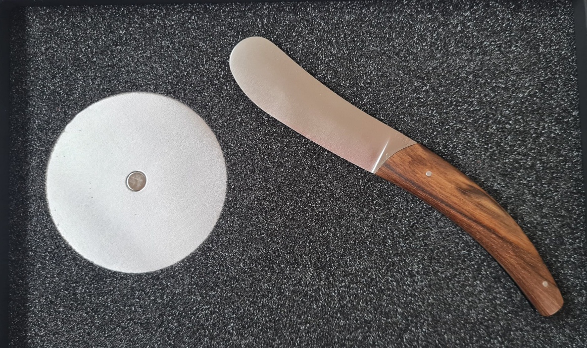 TMC Coutelier Buttermesser,Walnuss mit Metall Standfuss – Bild 2
