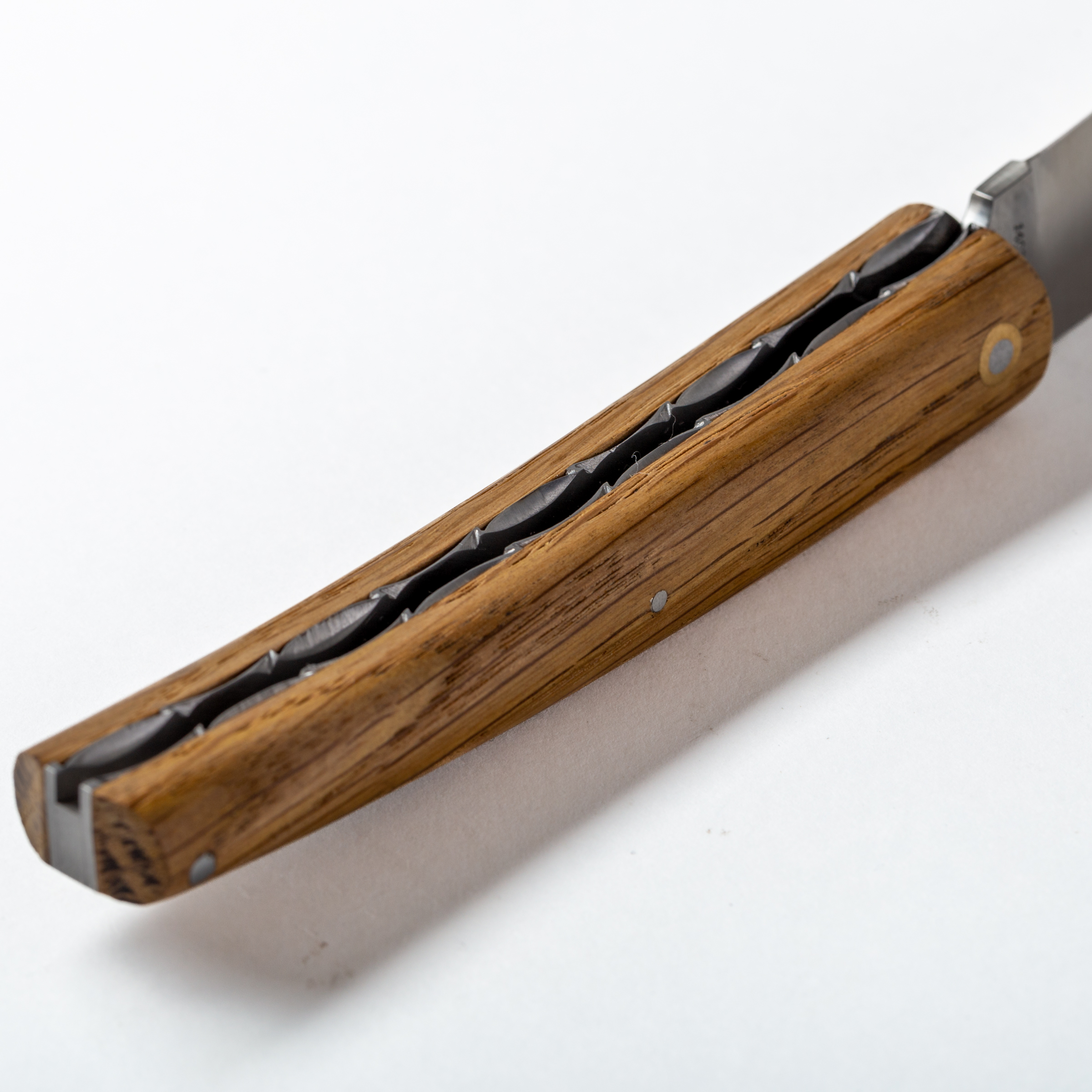 Le Liadou Taschenmesser handziseliert, Fasseiche Griffschalen Braun – Bild 4