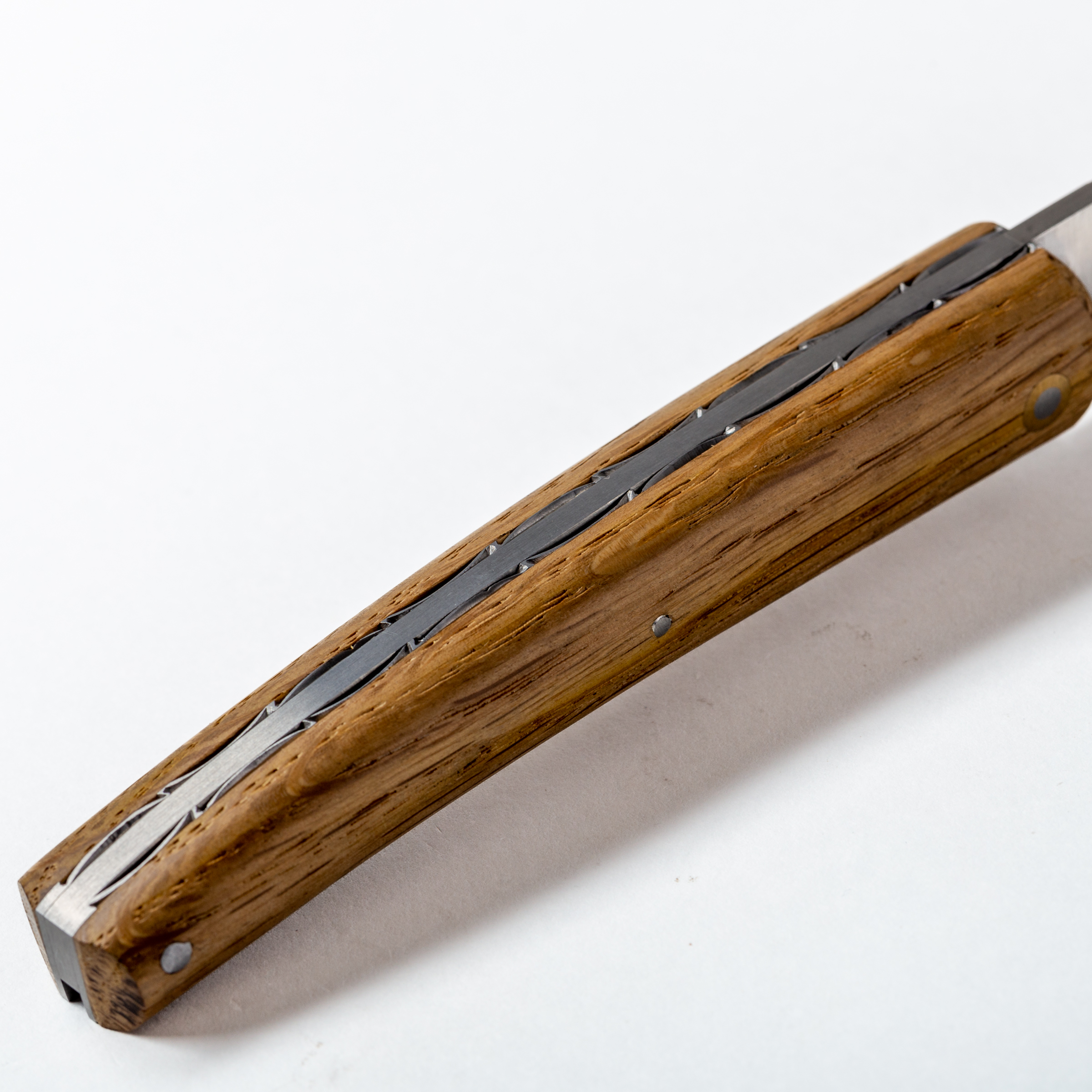 Le Liadou Taschenmesser handziseliert, Fasseiche Griffschalen Braun – Bild 5